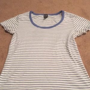 Scoop neck fitted t.